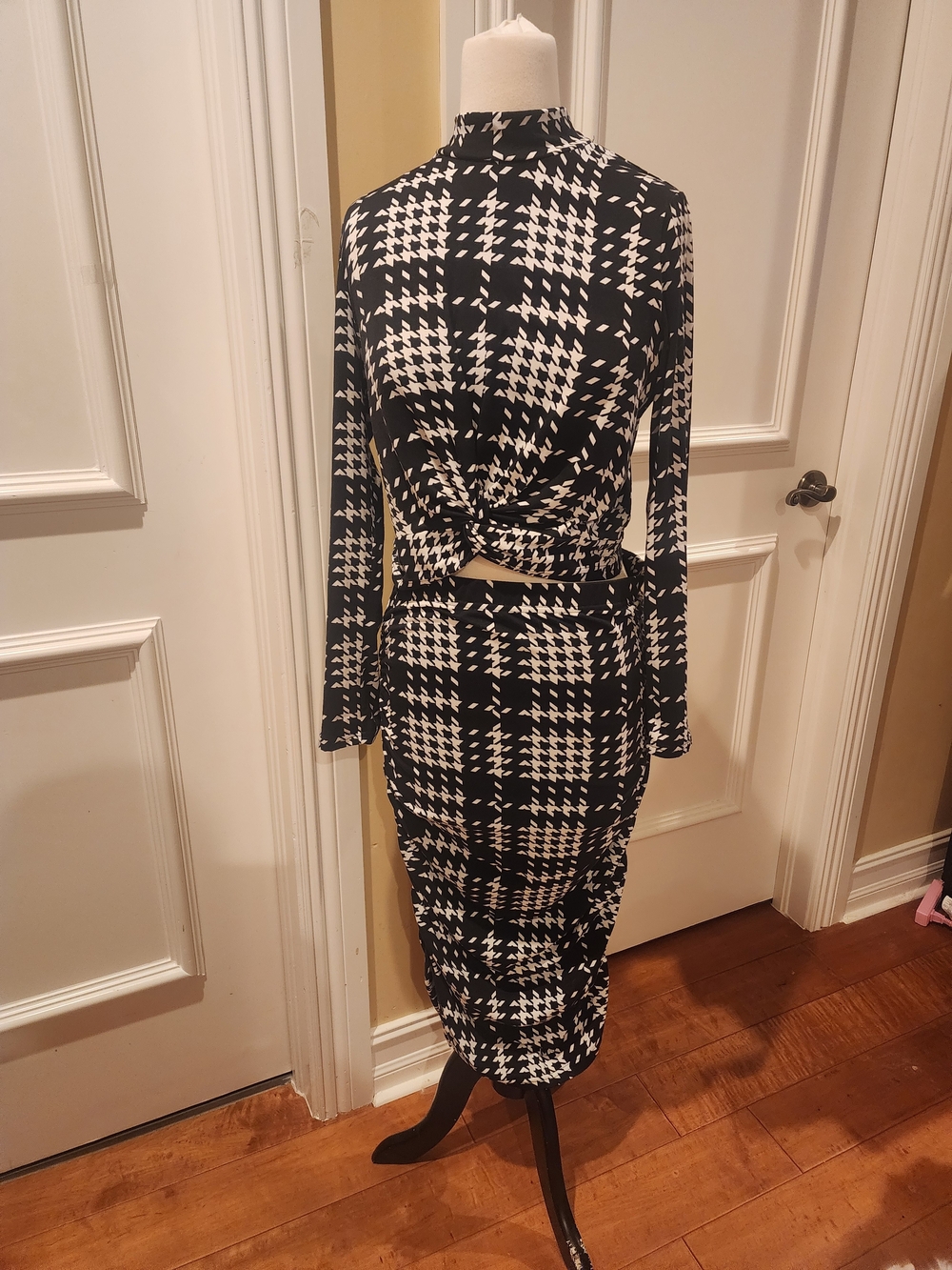 Black & White Houndstooth Long-Sleeve Midi Dress with Front Twist
